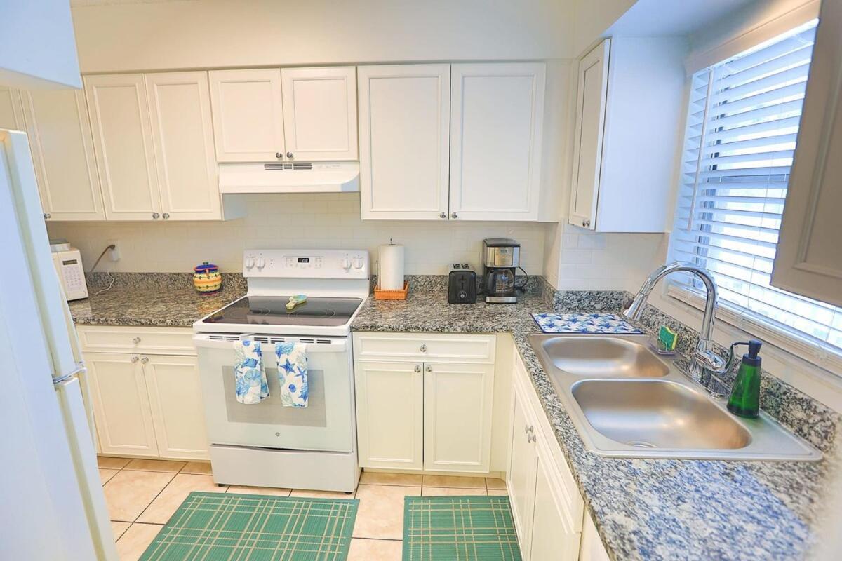 Updated Condo With Pool, Walk To Crescent Beach & Restaurants! Sarasota Exteriör bild