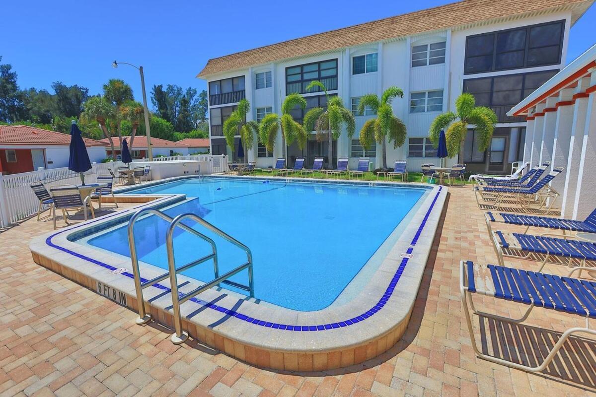 Updated Condo With Pool, Walk To Crescent Beach & Restaurants! Sarasota Exteriör bild