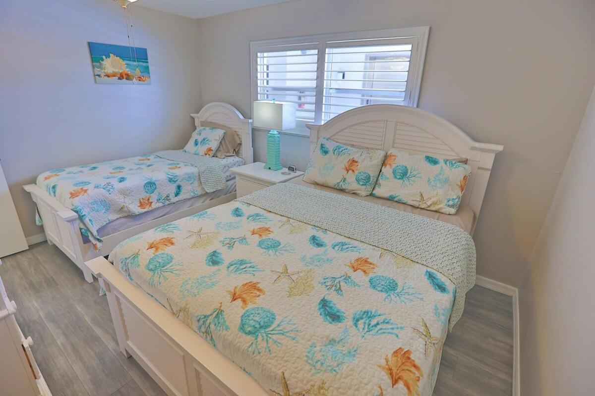 Updated Condo With Pool, Walk To Crescent Beach & Restaurants! Sarasota Exteriör bild