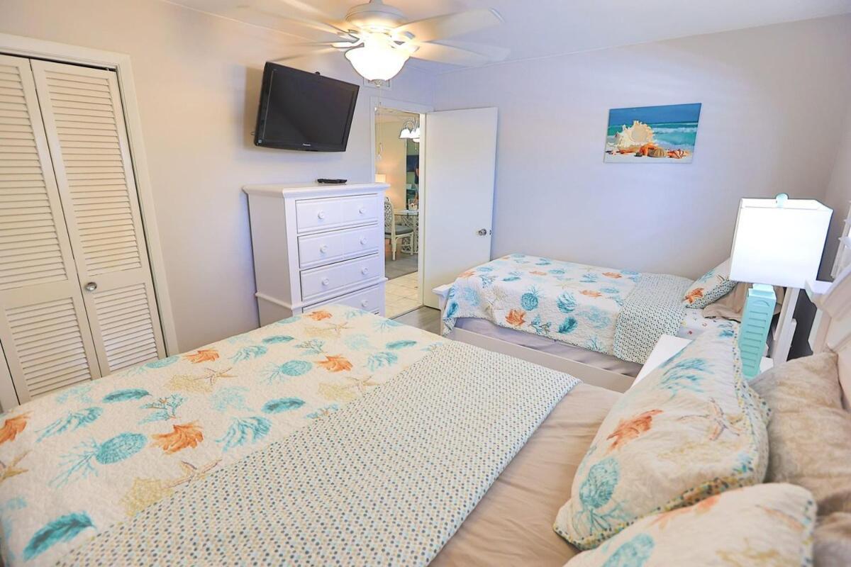 Updated Condo With Pool, Walk To Crescent Beach & Restaurants! Sarasota Exteriör bild